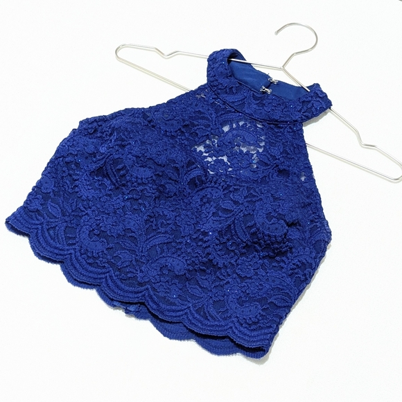 City Vibes | Vintage | Y2K | Lace | Crop | Halter Neck | Scalloped | Retro - Picture 3 of 6